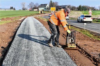 Reinsberg setzt auf Erneuerbare Energien - Am Radweg zwischen den Reinsberger Ortsteilen Burkersdorf und Bieberstein - hier ein Bild vom Bau im November 2017 - sollen dieses Jahr vier solarbetriebene Laternen mit Bewegungsmelder aufgestellt werden. 
