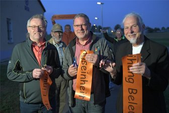 Reinsberg testet zwischen Bieberstein und Burkersdorf neue Lampen - Jürgen Götze (vorn, v. l.), Bürgermeister Markus Buschkühl und Holger Schubert haben die Lampen eingeweiht.