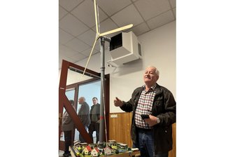 Reinsberg und die Windkraft: Skepsis sitzt tief - Horst Wesemann aus Niederau protestiert per Modell im Maßstab 1:120 gegen 266 Meter hohe Windkraftanlagen.