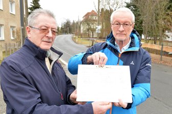 Reinsberger und Dittmannsdorfer protestieren gegen Ausweichverkehr von der Autobahn 4 – Ministerin setzt Termine - Volker Hönig (r.) und Alt-Bürgermeister Bernd Hubricht mit Unterschriftenlisten an der S 195 in Dittmannsdorf. Über die enge Straße rollt bei Stau auf der A 4 der Ausweichverkehr.