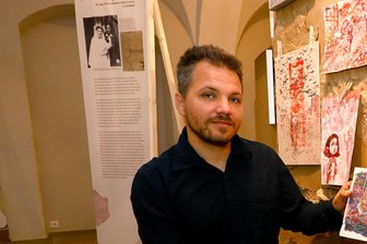 Reinsdorf: Kunstworkshop befasst sich mit Todesmarsch - Der freischaffende Künstler Marian Kretschmer aus Waldenburg leitet den Workshop.