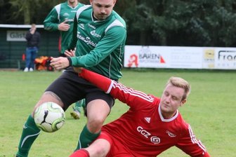 Reinsdorf und Lok heiß auf Start - Am Wochenende geht es für die Landesklasse-Teams des ESV Lok Zwickau und der SpVgg Reinsdorf-Vielau mit dem Punktspielbetrieb los. Das erste Derby beider Mannschaften ist am 21. November geplant. In der abgebrochenen Saison 2020/21 verlor Reinsdorf-Vielau das Aufeinandertreffen am 18. Oktober 2:3. Nach der 2:0-Führung der Spielvereinigung hatte Luke-Leon Neuper (rechts) mit zwei Toren innerhalb von drei Minuten den Ausgleich für Lok erzielt. Kurz vor Schluss mussten Richard Sachs (links) und seine Teamkameraden sogar noch das 2:3 hinnehmen. 