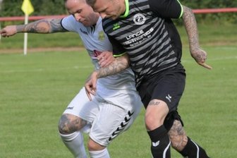 Reinsdorf-Vielau lässt sich nicht abschreiben - Gegen Thalheim feierte Reinsdorf-Vielau - hier mit Ronny Schultze (r.) im Zweikampf gegen Robert Nitzsch - den ersten Saisonsieg. 
