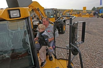 Reinsdorf/Zwickau: Firma GP Baumaschinen siedelt sich an - Sohn Felix (5) und Papa Michael Keilhack (37), dem ein Baugeschäft im vogtländischen Oelsnitz gehört, nehmen zur Einweihung der Niederlassung von GP Baumaschinen in Reinsdorf die neuen Bagger in Augenschein.
