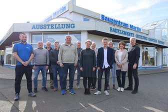 Reinsdorfer Bauzentrum wechselt den Besitzer - Ein Bild aus dem vergangenen Jahr: Maik und Katrin Martin (re.) mit Mitarbeitern vor dem Bauzentrum in Reinsdorf. Hier zieht demnächst die Firma Löffler ein.