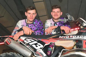Reinsdorfer Enduro-Brüder schnuppern WM-Flair unterm Hallendach - Arvid (links) und Einar Meyer beim Super-Enduro-WM-Lauf in Polen.