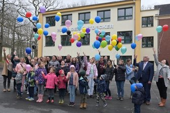 Reinsdorfer feiern mit Ukrainern deren Osterfest - so gut es geht - Im Friedrichsgrüner Jugendhaus "Haus der Entdecker" ist mit ukrainischen Schutzsuchenden das orthodoxe Osterfest gefeiert worden und es sind Luftballons in den Himmel aufgestiegen. 