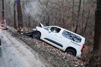 Reinsdorfer Straße bei Zwickau nach Unfall gesperrt - Wegen eines Unfalls war die Reinsdorfer Straße am Montagmorgen gesperrt. 