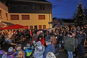 Reinsdorfer Weihnachtsmarkt lockt mit Premiere am zweiten Adventswochenende - Der Weihnachtsmarkt am Reinsdorfer Rathaus ist immer wieder sehr beliebt.