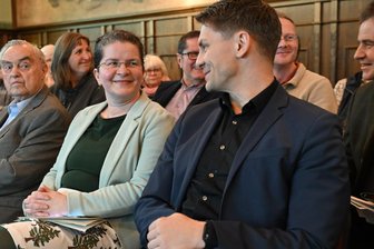 Reise durch die Jahrhunderte: Warum Thalheim ein Buch feiert - Dr. Judith Matzke (M.) hat maßgeblichen Anteil an der Thalheimer Festschrift, ebenso wie der Heimatkundliche Verein mit Dr. Hartmut Scheibner (l.) Rechts: Bürgermeister Nico Dittmann.
