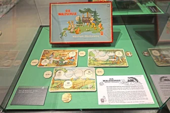 Reise durch viele Märchen in den Priesterhäusern in Zwickau - Spiele zum Thema Märchen sind in der Weihnachtsschau in den Priesterhäusern ausgestellt.