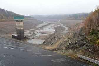 Reise in die Vergangenheit: Talsperre Lichtenberg – ein Großprojekt - Die Talsperre Lichtenberg im Erzgebirge ist derzeit leergelaufen.