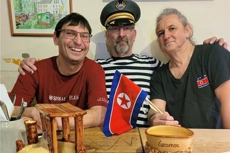 Reise in ein abgeschottetes Land: Superlative kosten hier nur zwei Euro - Prellbock-Betreiber Matthias Lehmann (Mitte, mit südkoreanischer Bahnermütze) hatte am Samstag Dirk Wachler (li.) und Dierk Minkner zu Gast. Sie berichteten über ihre Reise nach Nordkorea.