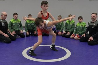 Reise offenbart Stärken und Schwächen - Nach dem Turnier in Berlin ging es diese Woche im Nachwuchsleistungszentrum der Auer Ringer gleich wieder auf die Matte. Als Trainingspartner kennen sich der zwölfjährige Gleb Fink (rotes Trikot) und der 13-jährige Jaden Müller aus dem Effeff. Gegen starke Konkurrenz sicherten sie sich in der Bundeshauptstadt jeweils Silber.