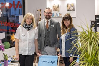 Reisebüro aus dem Erzgebirge öffnet ersten Standort im Vogtland: „Bei uns kann man alles buchen“ - Neues Reisebüro von Alex Touristik in Auerbach: Büroleiterin Franca Brückner, Geschäftsführer Robert Fischer und Assistentin Cindy Biener.
