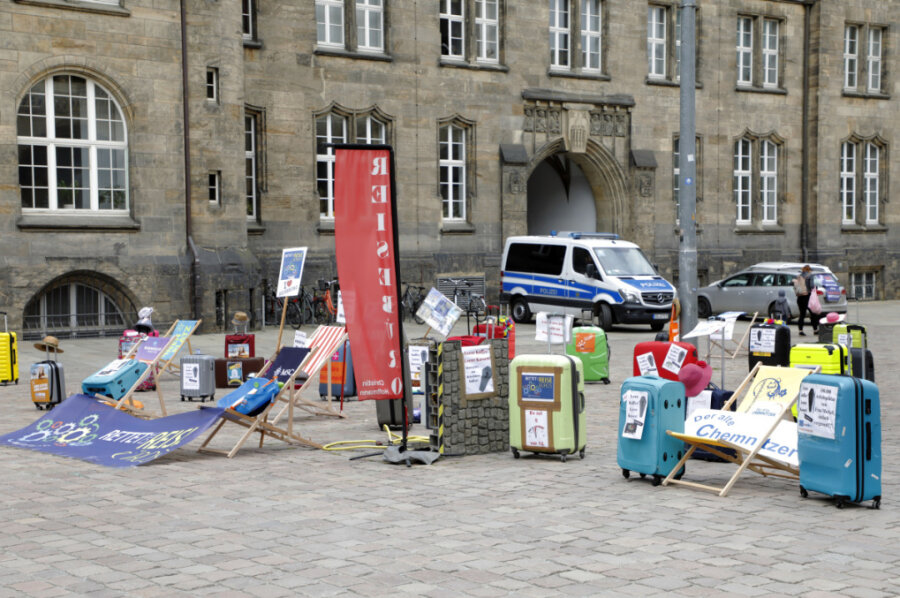 Reisebüro-Protest  auf dem Chemnitzer Neumarkt - Auf dem Neumarkt demonstrieren Reisebüro mit leeren Koffern. 