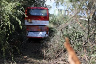 Reisebus auf der A 72 im Vogtland verunglückt - Bergung mittlerweile beendet - Der Reisebus aus Sachsen kam etwa 50 bis 60 Meter abseits der Autobahn 72 nahe der Abfahrt Plauen-Ost zum Stehen.