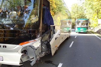 Reisebus kollidiert mit Opel auf B92 bei Oelsnitz - 