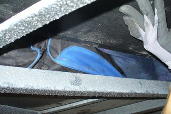 Reisebus mit knapp 13.000 geschmuggelten Zigaretten auf A 9 unterwegs - Polizeibeamte fanden am Mittwoch diese Reisetasche mit Schmuggelzigaretten versteckt in einem Reisebus.