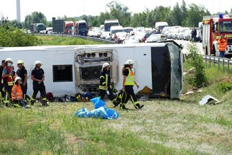 Reisebus überschlägt sich auf A13 - mehrere Menschen verletzt - Rettungskräfte sind an der Unfallstelle im Einsatz. Auf der Autobahn 13 bei Schönwald (Dahme-Spreewald) südöstlich von Berlin ist ein Reisebus verunglückt. Dabei wurden mehrere Menschen verletzt.