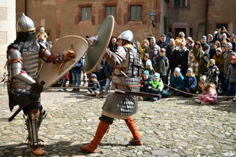 Reisegesellschaft wie vor mehr als 1000 Jahren macht Station auf Schloss Rochlitz - Die Waffen klirrten im Schlosshof in Rochlitz. Viele Zuschauer staunten.