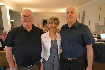 Reiseleiter aus Betlehem spricht im Erzgebirge über Not der Palästinenser - Pfarrer Frank Meinel mit Tenny und Samir Baboun (v. l.) aus Bethlehem