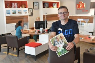 Reiselust fordert Fachleuten viel Beratung ab - Im DER-Reisebüro in der Burgstraße in Freiberg: im Bild Alexander Kaßner mit aktuellen Reiseangeboten. Im Hintergrund berät Mitarbeiterin Elisabeth Nepp (r.) Carolin Kolmorgen zu einem Urlaub am Gardasee.