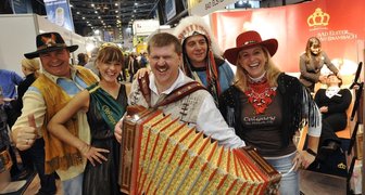 Reisemarkt 2009: Apfelduft vertreibt den Winterfrust - 
              <p class="artikelinhalt">Ein Foto als Spiegel des Reisemarktes: Es vereinigt Vertreter des Partnerlandes Kanada mit Thüringens Weinprinzessin und dem Tiroler Musikanten, die ihre Heimat als Kurzreiseziele vorstellen. Der Reisemarkt in der Chemnitz-Arena ist noch bis Sonntag 18 Uhr geöffnet. </p>
            