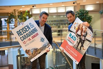 Reisen & Caravaning 2024 vom 12. bis 14. Januar in der Chemnitzer Messe: Das erwartet Besucher - Zwei Messen in zwei Hallen: C3-Geschäftsführer Ralf Schulze (links) und Sven Hertwig von Exklusiv Events zeigen die Plakate der Reise- und der Radmesse.