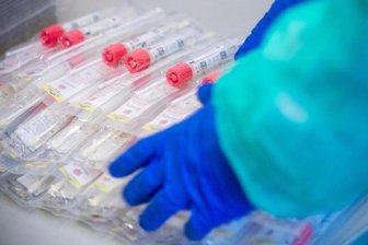 Testsets mit Abstrichstäbchen liegen in einem Testzentrum für Corona-Verdachtsfälle.
