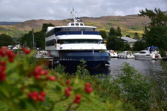 Reisetipp: Auf den Spuren von Loch Ness - per Schiff durch Schottland - Die „MS Lord of the Highlands“ vor typischer Berglandschaft.