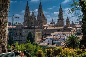 Reisetipp Galicien: Wo Pilger auf dem Jakobsweg noch Stille finden - Die Kathedrale des Erzbistums von Santiago de Compostela, Ziel aller Pilger auf dem Jakobsweg. Unter dem Hochaltar sollen die Gebeine des Apostels liegen.