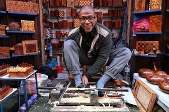 Reisetipp: Marokko und das Versprechen vom Paradies - Mitten in Marrakesch: Im Souk in der Medina drechselt der 32-jährige Abdelali Schachfiguren – mit seinen Füßen.