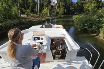 Reisetipp: Mit dem Hausboot eine Woche von der Havel bis zur Müritz - Vom Oberdeck das Hausboot steuern, gewährt die beste Übersicht. Es geht aber auch von drinnen.