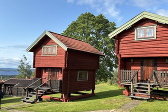 Reisetipp: Mittsommer in Dalarna, im Herzen Schwedens - Das idyllisch gelegene Green Hotel in Tällberg bietet auch typisch schwedische Unterkünfte in rot bemalten Holzhütten mit Panoramablick.