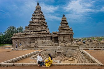 Reisetipp: Quer durch Indiens Süden - eine Welt voller Farben und Kontraste - Der Shore Tempel liegt direkt am Golf von Bengalen und gehört zu den heiligen Stätten von Mamallapuram. Er war vermutlich Teil einer zehn Kilometer langen Anlage mit sieben Tempeln.