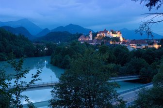 Reisetrend Schlaftourismus: Traumurlaub in Füssen - Ist es nicht traumhaft schön? Stadtansicht von Füssen am Abend.