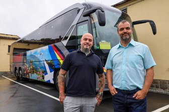 Reiseunternehmer im Erzgebirge stemmt Millioneninvestition - Die Brüder René (rechts) und Rico Lang führen gemeinsam mit ihren Frauen Stephanie und Nicole das Busreiseunternehmen.