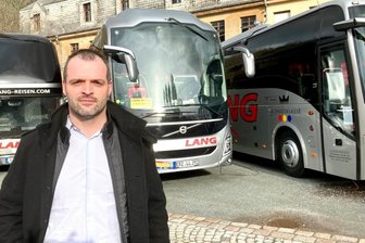 Reiseveranstalter nimmt wieder Fahrt auf - René Lang, der Jungunternehmer 2021 im Städtebund Silberberg, hat harte Monate hinter sich. Das Schwarzenberger Busreiseunternehmen in Familienhand will nach Corona endlich wieder durchstarten. 