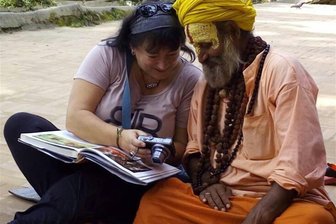 Reisevortrag in der Stadtbibliothek Meerane entführt nach Nepal - Das Foto zeigt Michaela Münzberg auf einer ihrer Reisen.