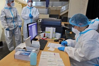 Reiseziel Österreich treibt Bürger ins Testzentrum - Sven Franke, Tom Menzel und Raphael Püschmann (von links) arbeiten im Testzentrum von Hohenstein-Ernstthal im Schützenhaus am ersten Feiertag Hand in Hand.