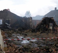 Reitbetrieb geht nach Großbrand weiter - <p class="artikelinhalt">Bilder wie aus einem Kriegsgebiet boten sich am Montag in der niedergebrannten Stallanlage. </p>