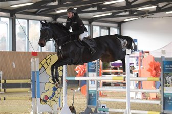 Reiten: Zwickauer Winteredition erlebt aufgrund großer Nachfrage eine Premiere - Die Zwickauer Winteredition - im Bild Felix Wassenberg beim Turnier im November 2023 - hat sich als fester Teil des Wettkampfkalenders etabliert.