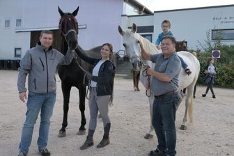 Reiter freuen sich auf viele Gäste - Sven Kunath, Vorsitzender des Reit- und Fahrvereins Eibenstock, die Auszubildende Charlotte Neser, Luke Händel und Hartmut Funke (v. l.) laden zur Reitanlage nach Eibenstock ein. 