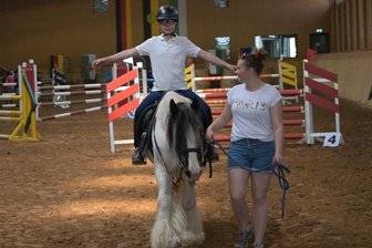 Reiter mit Handicap meistern Turnier in Eibenstock - Der elfjährige Sebastian Riedel aus Stützengrün auf dem Pferd Freddy, geführt von Louis Braun vom Reit- und Fahrverein Eibenstock. 