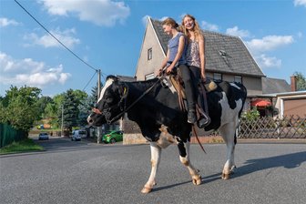 Reitkuh aus Geringswalde: Das Glück der Erde auf dem Rücken von Annabelle - Auf dem Reiterhof von Pierre Fritzsche wird neben Pferden auch auf Kuh Annabelle geritten. Lina (vorn) und Kira haben bei der Ausbildung der Kuh geholfen.