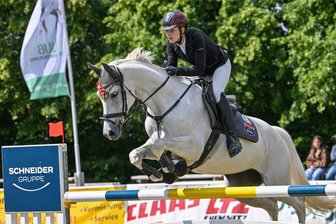 Reitsportbegeisterte aus ganz Deutschland treffen sich in Burgstädt - Fabienne Bender bei der Springprüfung zum Burgstädter Reitturnier.