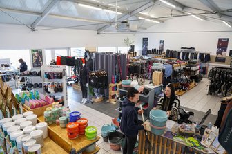 Reitsportladen in Glauchau: Bekannter Trainer kommt zum Geburtstag - Nach der Eröffnung vor einem Jahr wurde das Sortiment im Reitsportladen erweitert.