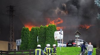 Reitstall Heckel geht in Flammen auf - Der Reitstall Heckel ging am Sonntag in Flammen auf.