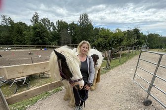 Reittherapie im Erzgebirge: Welche Pläne die Inhaberin für den Hof im Silberbachtal hat - Anja Haas auf ihrem Therapie- und Reiterhof in Schneeberg mit Stute Lou.